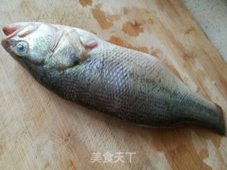 清蒸鲈鱼的做法步骤：1