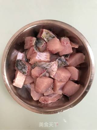 一鱼两吃之蒜烧鱼块的做法步骤：1