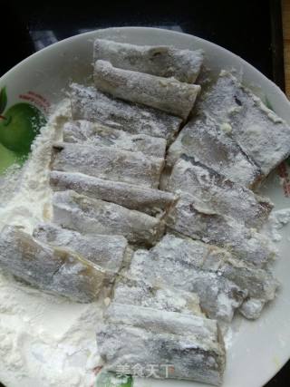 糖醋带鱼的做法步骤：2