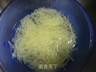 酸辣土豆丝的做法步骤：1