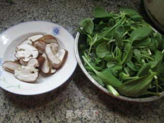 香菇炒鸡毛菜的做法步骤：1