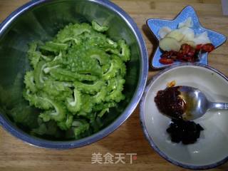 豆豉猪肉炒苦瓜的做法步骤：3