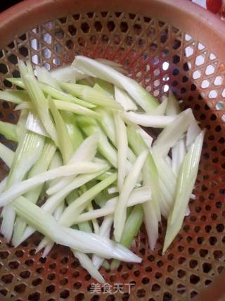 芹菜胡萝卜炒肉片的做法步骤：2