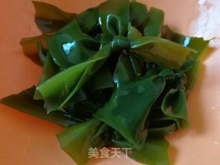 老火靓汤：莲藕海带大骨汤的做法步骤：1