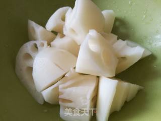 老火靓汤：莲藕海带大骨汤的做法步骤：2