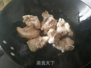 老火靓汤：莲藕海带大骨汤的做法步骤：5
