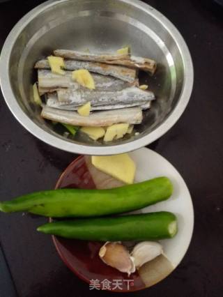 香辣带鱼的做法步骤：1