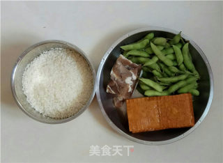咸肉毛豆焖饭的做法步骤：1