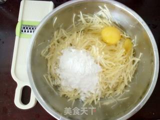 土豆饼的做法步骤：3