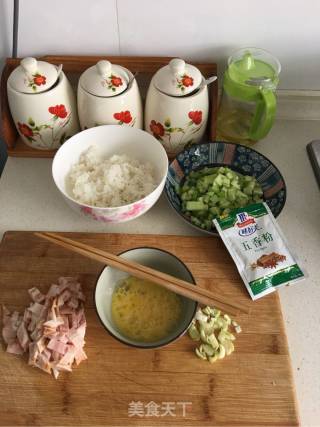 培根蛋炒饭的做法步骤：1