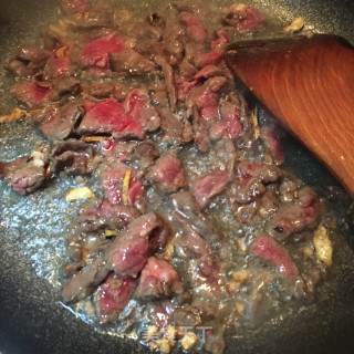 酸菜炒牛肉的做法步骤：4