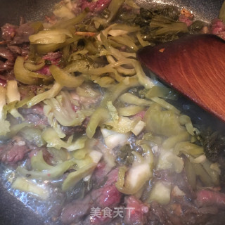 酸菜炒牛肉的做法步骤：5