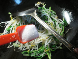 鸡毛菜炒绿豆芽的做法步骤：4