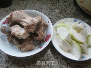 蒲瓜筒骨汤的做法步骤：1