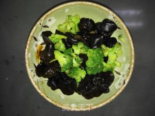 木耳拌西兰花的做法步骤：3
