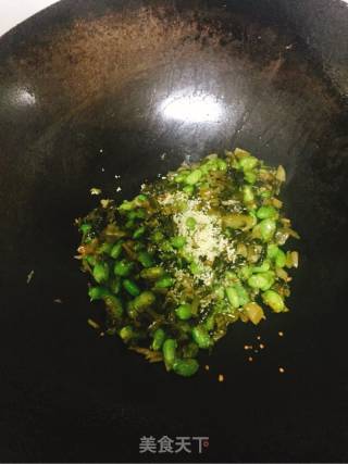 雪菜炒毛豆的做法步骤：6