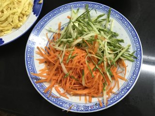 鸡蛋杂蔬拌面的做法步骤：2