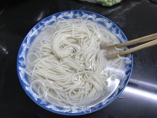 鸡蛋杂蔬拌面的做法步骤：7