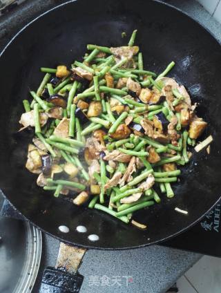 茄子豆角锅饼(纯正妈妈菜)的做法步骤：4