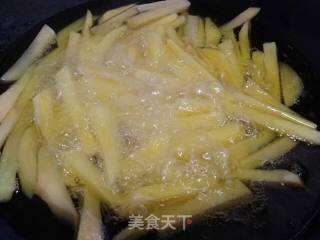 薯条炒豆角的做法步骤：1