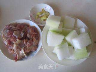 冬瓜烧鸡腿肉的做法步骤：1