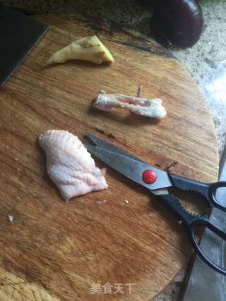 蔬菜鸡翅的做法步骤：1