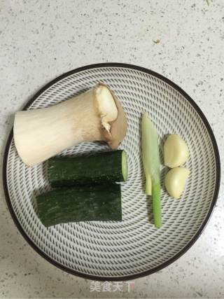 杏鲍菇拌黄瓜的做法步骤：1
