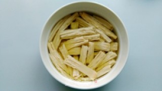 海带拌腐竹的做法步骤：2