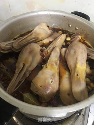 卤鸭头的做法步骤：10