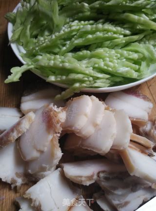 腊肉炒苦瓜的做法步骤：1
