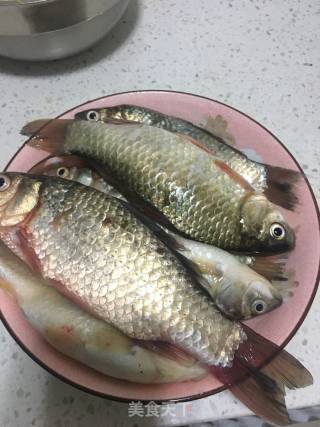酱焖鲫鱼的做法步骤：1