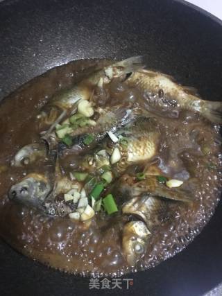 酱焖鲫鱼的做法步骤：2