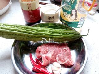苦瓜炒牛肉的做法步骤：2