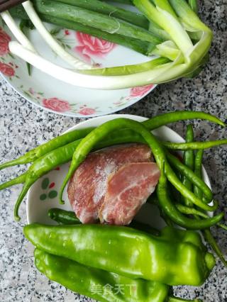 青椒肉丝的做法步骤：1