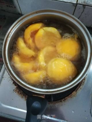 黄桃罐头的做法步骤：4