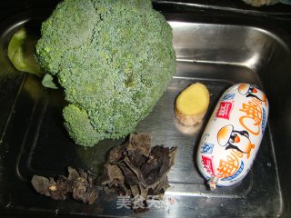 香肠西兰花的做法步骤：1