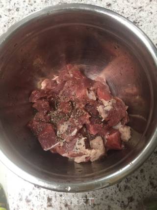 黑椒牛肉粒的做法步骤：1