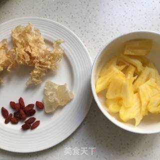 银耳菠萝羹的做法步骤：1