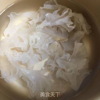 银耳菠萝羹的做法步骤：2