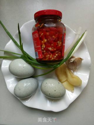 剁椒皮蛋的做法步骤：1