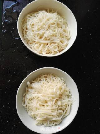 毛豆丝瓜鸡蛋面的做法步骤：1