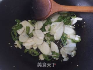 辣椒炒茭白松茸的做法步骤：2