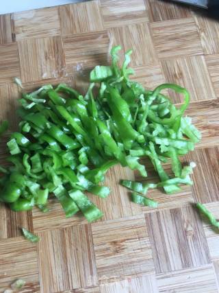 青椒土豆丝的做法步骤：2