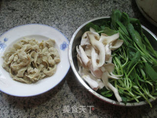 秀珍菇鸡毛菜面筋的做法步骤：1