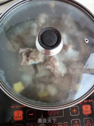 白菜粉丝排骨汤的做法步骤：2