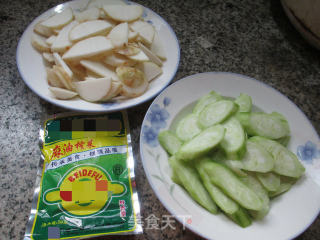 榨菜丝丝瓜香芋汤的做法步骤：1