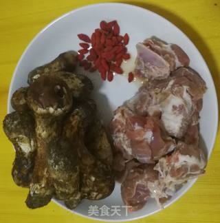 松茸排骨汤的做法步骤：1