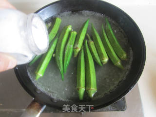 秋葵炒牛肚丝的做法步骤：4