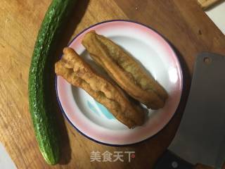 黄瓜拌油条的做法步骤：1