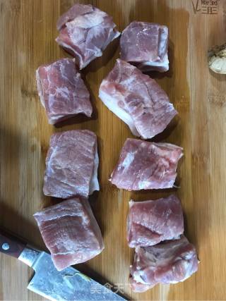 好吃不腻无油酱五花肉的做法步骤：2